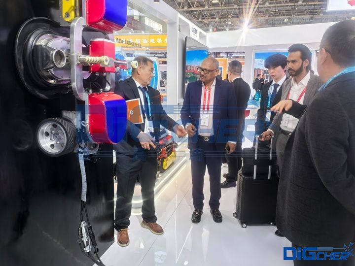 介紹“爬壁機器人+超高壓水射流除銹工藝”